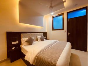 sypialnia z dużym łóżkiem z białą pościelą i poduszkami w obiekcie The Ganga Divine - A Family Hotel w mieście Haridwar
