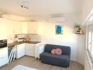 Kuchyň nebo kuchyňský kout v ubytování MIRazul Lovely very central condo 4 minutes walk to the beach