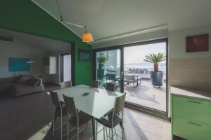 cocina y sala de estar con mesa y sillas en Penthouse Belvedere City View with Private Parking, en Rijeka