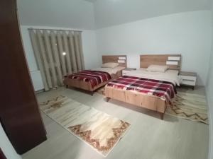 Postel nebo postele na pokoji v ubytování Pejë