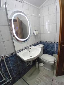 ペヤにあるPejëのバスルーム(洗面台、トイレ、鏡付)