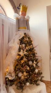 Un árbol de Navidad con un ángel encima. en La Cascina Scalera per il tuo relax con piscina sauna ed Idromassaggio, en Castel Campagnano