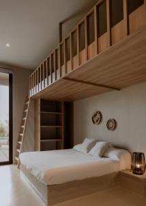 1 dormitorio con litera y escalera en Casa Pirules. Moderna y comoda casa con alberca caliente en club de golf! en Tepeji de Ocampo