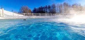 Bazén v ubytovaní *Nouveau* Pied des pistes * Piscine ext. chauffée* alebo v jeho blízkosti