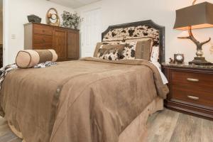 een slaapkamer met een groot bed en een dressoir bij 30 acre horse ranch with Bunk House 