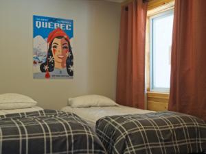 1 Schlafzimmer mit 2 Betten und einem Plakat an der Wand in der Unterkunft Gateside Chalets 6 Bedroom Hot Tub Near Village in Blue Mountains