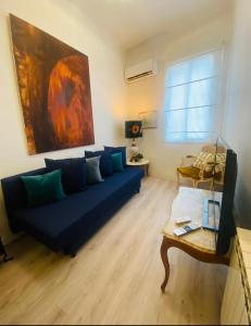 a living room with a blue couch and a table at Madrid Citymad Six in Madrid