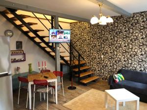 Il comprend un salon doté d'un canapé et d'une table avec une télévision. dans l'établissement Mircea Vodă Residence, à Craiova