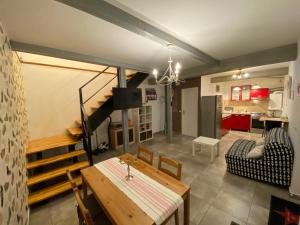 ein Wohnzimmer mit einem Tisch und einem Esszimmer in der Unterkunft Mircea Vodă Residence in Craiova