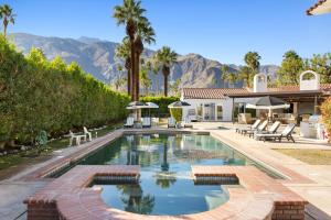 uma piscina numa casa com montanhas ao fundo em Ciao Bella Estates em Palm Springs