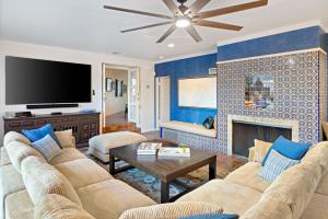 uma sala de estar com um sofá e uma televisão em Ciao Bella Estates em Palm Springs