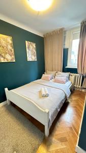 ワルシャワにあるMy Beloved Warsaw Rondo ONZ - Free Parkingの青い壁のベッドルーム1室(ベッド2台付)