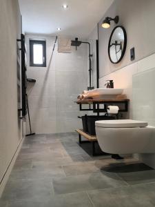 Apartment in Nonnweiler-Otzenhausen في Nonnweiler: حمام به مرحاض أبيض ومغسلة