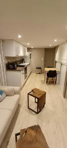 Antares - SILS --- 2 chambres séparées en mezzanine في كايين: غرفة معيشة مع أريكة وطاولة