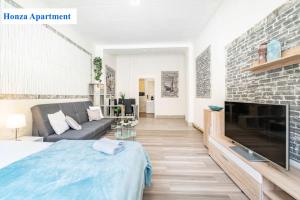 sala de estar con sofá y chimenea en O2 Arena - Honza Apartment Praha, en Praga