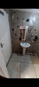 una persona que toma una foto de un baño con lavabo en GLOBAL PRIDE en Soweto