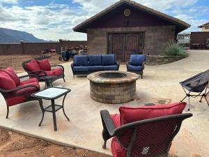 un gruppo di sedie seduti intorno a un focolare di Zion Cliff Lodge a Hildale