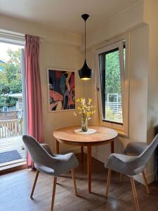 uma sala de jantar com uma mesa e cadeiras e uma janela em Vineyard Suite at The Inn On The Drive em Vancouver