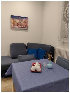 un tavolo blu con due piatti sopra di PIGRO House - Bologna Airport Suite a Bologna