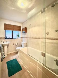 e bagno con vasca, servizi igienici e lavandino. di CHARMING WINDSOR COTTAGE, INCREDIBLE Location, Free Residents Parking, Castle Doorstep a Windsor