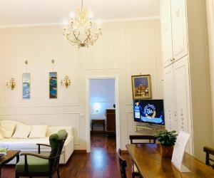 - un salon avec un canapé et une table dans l'établissement Ripetta Suite Apartament, à Rome