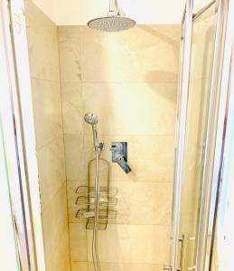 La salle de bains est pourvue d'une douche avec un pommeau de douche. dans l'établissement Ripetta Suite Apartament, à Rome