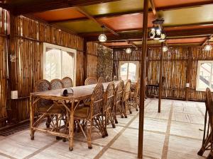 The For U - A Luxury Stay في ريشيكيش: غرفة طعام مع طاولة وكراسي طويلة