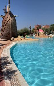 una piscina en un complejo con un barco pirata en Vizir-Private Family en Marrakech