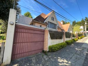 Η γειτονιά γύρω από ή μία γειτονιά κοντά σε αυτό το δωμάτιο σε οικογενειακή κατοικία +4 φωτογραφίες