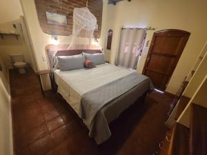 a bedroom with a large bed with a head board at Casa Riverstone in León