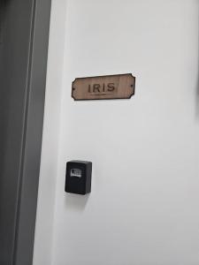 Iris -Paola Modern Townhouse tesisinde sergilenen bir sertifika, ödül, işaret veya başka bir belge