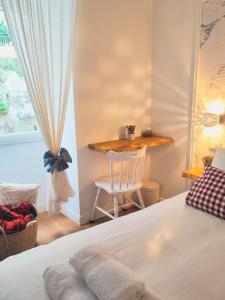 ein Schlafzimmer mit einem Bett, einem Tisch und einem Stuhl in der Unterkunft Annamaria Rooms in Neapel