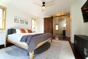 1 dormitorio con 1 cama y ventilador de techo en Serene Mountainside Retreat, en Fairplay