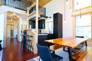 cocina y comedor con mesa de madera y sillas en Serene Mountainside Retreat, en Fairplay