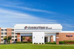 un edificio con un cartel en la parte delantera en DoubleTree by Hilton Rocky Mount, en Rocky Mount