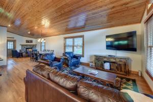 uma sala de estar com mobiliário de couro e uma televisão de ecrã plano em Mountain-View Cabin in Maggie Valley with Foosball! em Maggie Valley