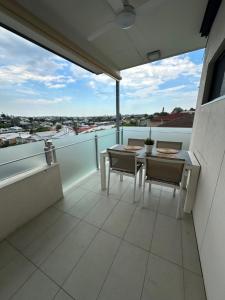balkon ze stołem i krzesłami oraz widokiem w obiekcie New Farm 2 Bed 2 Bath 1 Car space perfect location w mieście Brisbane