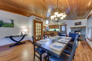 uma sala de jantar com uma mesa e cadeiras e uma lareira em Mountain-View Cabin in Maggie Valley with Foosball! em Maggie Valley