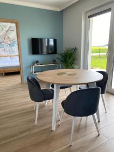 una sala da pranzo con tavolo e sedie di Leśny Horyzont Bałtów a Bałtów