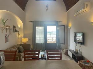 TV a/nebo společenská místnost v ubytování Sabina 1br apartment Lagoon view with shared pool By BFG Beit Fel Gouna