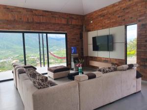 ein Wohnzimmer mit 2 Sofas und einem Flachbild-TV in der Unterkunft Viento Susurrante in Santa Isabel