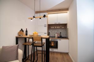 Kuchyň nebo kuchyňský kout v ubytování Cute 1BDR in City Center