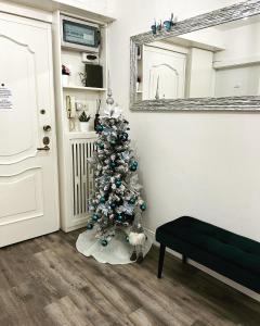 uma árvore de Natal no canto de uma sala em B&B La Fenice em Bolonha