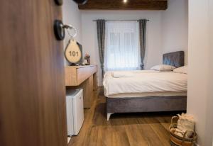 una piccola camera con letto e finestra di Leo Luxury Rooms i Apartments a Zenica