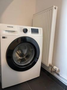 Eine Waschmaschine befindet sich in einem Zimmer in der Unterkunft The perfect Place 