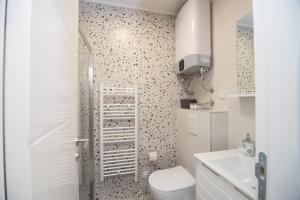 Koupelna v ubytování Cute 1BDR in City Center + 41 fotografií