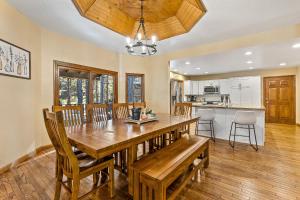 O bucătărie sau chicinetă la Sensational Burning Tree 4 bed 3 bath Retreat in the Country Club