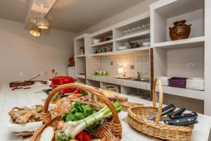 eine Küche mit einem Korb mit Gemüse auf der Theke in der Unterkunft Apartments Sonata in Omiš