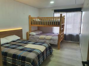 1 Schlafzimmer mit 2 Etagenbetten und einem Fenster in der Unterkunft Viento Susurrante in Santa Isabel