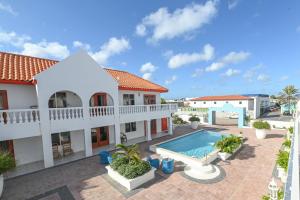 vista aerea su una villa con piscina di E Solo Aruba Apartments a Oranjestad